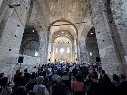 Anna Roig i Carles Belda al monestir de Sant Pere de Casserres, a les Masies de Roda.