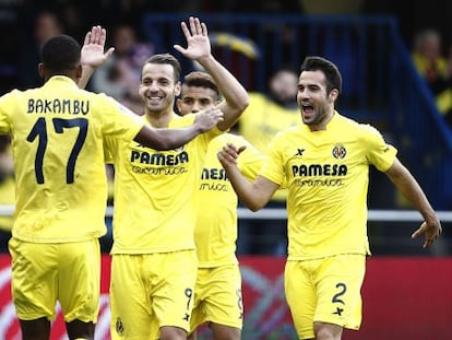 Bakambu y Soldado celebran un gol ante el Sporting.