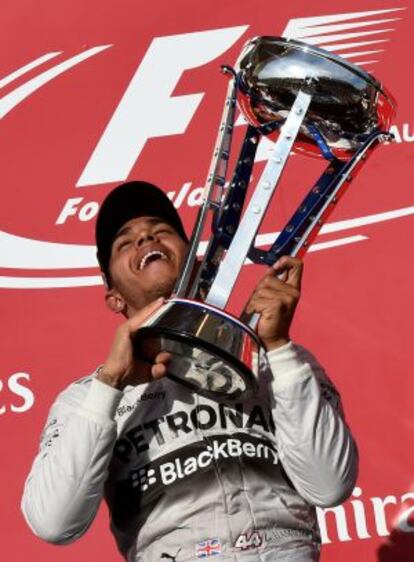 Hamilton levanta el trofeo de ganador en el GP de Estados Unidos