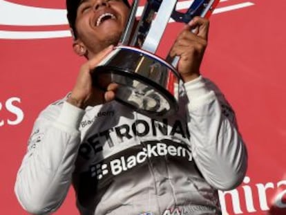 Hamilton aixeca el trofeu de guanyador del GP dels Estats Units.