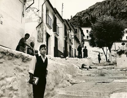 Un joven Raimon, de estudiante, en la calle de les Santes de Xàtiva, en una imagen de la exposición.