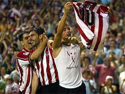 Yeste, con la camiseta al aire, celebra el tercer gol junto a Karanka y Arriaga.