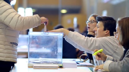 Colegio electoral en Girona en las elecciones del 21D.