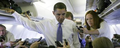 Barack Obama habla con los periodistas en el avión que le llevaba ayer de vuelta a Chicago.