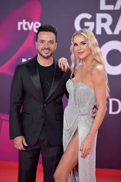 Luis Fonsi acompa?ado de su mujer ?gueda Lpez.