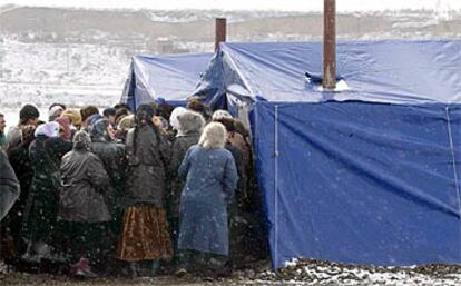 Refugiados chechenos en la ciudad de Karbulak, en la vecina Ingushetia, acudían ayer a votar en una tienda de campaña.