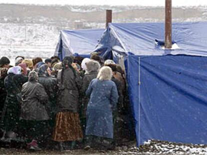 Refugiados chechenos en la ciudad de Karbulak, en la vecina Ingushetia, acudían ayer a votar en una tienda de campaña.
