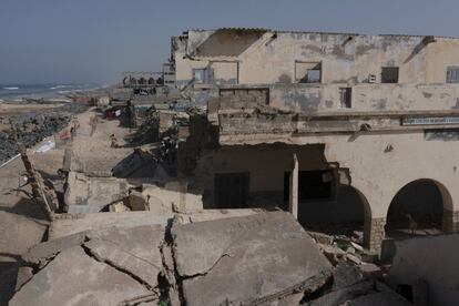 Vista de dron que muestra los restos de una escuela, destruida por las olas y la erosión a lo largo de la costa en Saint Louis, Senegal.