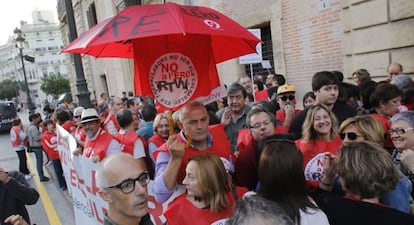 Concentraci&oacute;n de extrabajadores de RTVV ante las puertas del TSJ en Valencia, donde se celebra el juicio por el ERE.