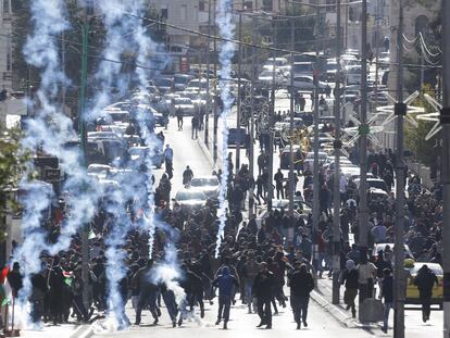 Tropas israelíes disparan gases lacrimógenos contra los palestinos durante una protesta en la ciudad cisjordana de Belén.