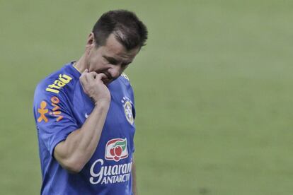 El técnico brasileño Dunga entrena a la selección en la ciudad de Fortaleza. Este martes se mide con Venezuela por la segunda jornada de las eliminatorias al Mundial. En la primera fecha, el equipo perdió por segunda vez en la historia de la clasificación contra Chile, que lo derrotó 2-0. Neymar cumple la última fecha de suspensión por su expulsión en la Copa América ante Colombia y no estará.