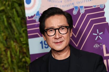 El renacimiento: 'Todo a la vez en todas partes' - Cuando vio el éxito de 'Crazy Rich Asians' y los nuevos aires de diversidad que se respiraban tras el movimiento #oscarsowhite, le pidió a su amigo Jeff Cohen, el Gordi de 'Los Goonies', ahora un abogado especializado en celebridades, que le ayudase a reactivar su carrera. Estaba aterrizando de nuevo cuando el director Dan Kwan le ofreció 'Todo a la vez en todas partes', la locura de A24 que arrasó en 2022 y cosechó siete Oscars, entre ellos el de mejor actor secundario para Quan. “Mi historia empezó en un barco. Pasé un año en un campo de refugiados. Y de alguna manera acabé aquí, en el mayor escenario de Hollywood. Dicen que historias así sólo ocurren en las películas. No puedo creer que esto me esté pasando a mí. Esto es... ¡esto es el sueño americano!” gritó entre lágrimas durante su discurso de agradecimiento para después recordar que siempre hay que creer en los sueños aunque él casi había renunciado a los suyos. 