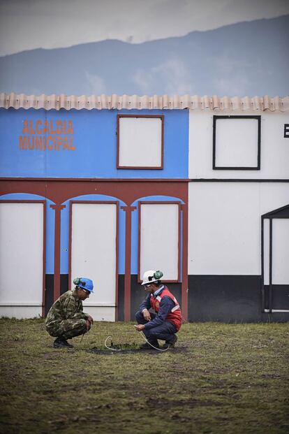 Un soldado acompaña a un experto en explosivos mientras instala una mina antipersona que simula a las que fabrican las guerrillas. La entierran en un área del campo de pruebas destinada a las detonaciones. Minutos después, 50 gramos de pentolita explotan dejando un cráter en la tierra