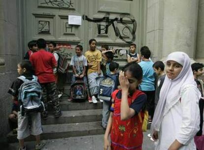 Alumnos del colegio CEIP Milà i Fontanals de Barcelona esperaban ayer, a la entrada, el comienzo de las clases.