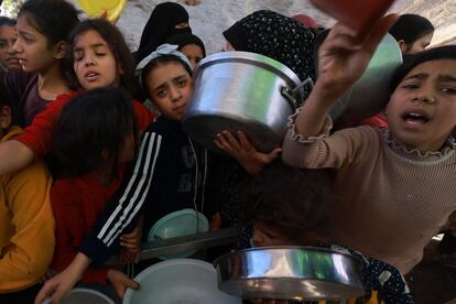Un grupo de niñas desplazadas hacen cola para recibir alimentos este jueves en la ciudad de Rafah. 