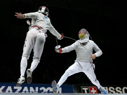 Benedikt Wagner de Alemania compite contra Bongil Gu de Corea del Sur durante la final de sable en los Campeonatos del Mundo de Esgrima en Kazan, Rusia.