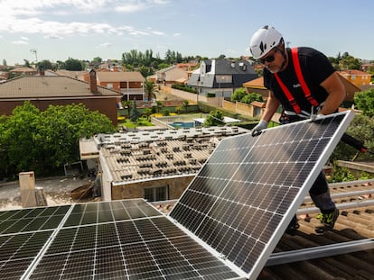 Un trabajador instala paneles fotovoltaicos para autoconsumo en un edificio de Madrid.