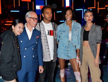 Fumi Nikaido, Tommy Hilfiger, Lewis Hamilton, Winnie Harlow y Hailey en la presentación de Hilfiger en Tokio.