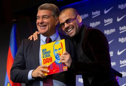 
El jugador brasileño Dani Alves ha vuelto a saltar este miércoles al césped del Camp Nou con la camiseta azulgrana, en su presentación como nuevo fichaje ante los aficionados. En la imagen, posa junto al presidente del club, Joan Laporta.