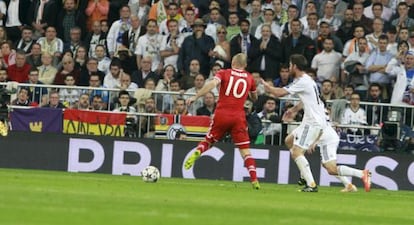Imagen del partido Real Madrid-Bayern, con las banderas de la discordia al fondo.