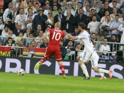 Imagen del partido Real Madrid-Bayern, con las banderas de la discordia al fondo.