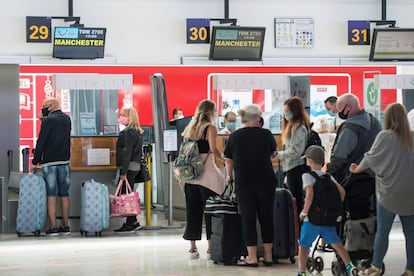 Pasajeros con destino a Manchester en la terminal 1 de salidas el aeropuerto de Lanzarote-César Manrique, este domingo, en el primer día en el que el Reino Unido vuelve a imponer cuarentena a los viajeros procedentes de España.