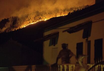 Vista del foc des de la localitat d'Avelar, diumenge a la matinada.