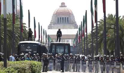 La policía resguarda un monumento antes de una marcha de la CNTE en mayo pasado.