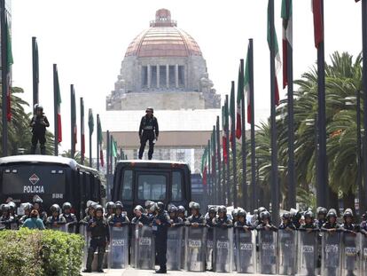 La polic&iacute;a resguarda un monumento antes de una marcha de la CNTE en mayo pasado. 