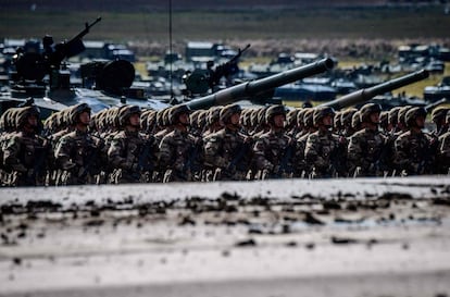 Las tropas chinas desfilan al final del día de los ejercicios militares Vostok-2018 en el campo de entrenamiento Tsugol, próximo a las fronteras rusas con China y Mongolia en Siberia.