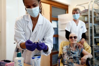 Dos sanitarias preparan las vacunas para su administración en Montpellier (Francia).