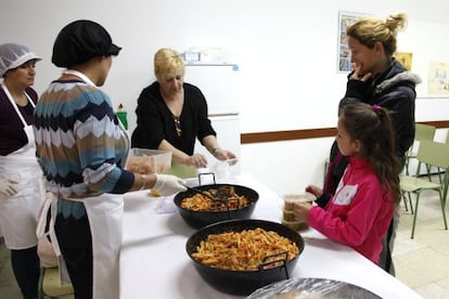 Reparto de comida en el local de Cáritas de Santa Pola (Alicante).