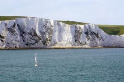 VIsta de los acantilados blancos en St. Margaret's at Cliffe, cerca de Dover (Inglaterra).
