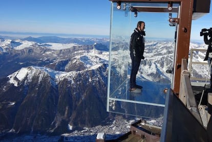 Mirador de vidrio en el pico Aiguille du Midi.