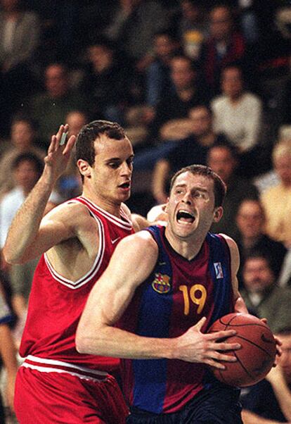 Jiménez, en un partido de su equipo, Estudiantes, con el Barça.