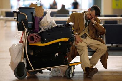 Un pasajero duerme en el aeropuerto Pablo Ruiz Picasso de Málaga. Alrededor de de 17.000 vuelos se han quedado en tierra a causa de las cenizas provocadas por el volcán en el sur de Islandia.