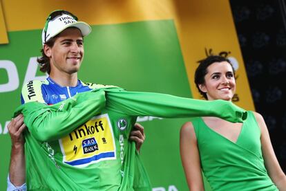 Peter Sagan, ciclista eslovaco, recibe el maillot verde, el color destinado al líder de la clasificación por puntos. Éstos se disputan en el sprint intermedio y las llegadas de cada etapa. El distintivo se usa desde el año 1953.