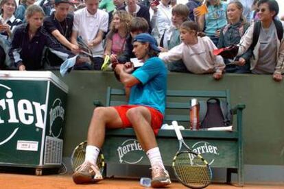 Rafael Nadal firma autógrafo tras autógrafo.