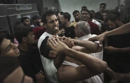 Un palestino llora la muerte de un pariente en el campo de refugiados de Jabalia este miércoles.