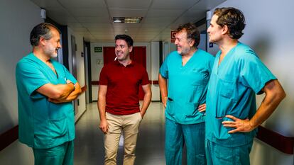 El doctor Francisco Leyva, Jefe de Servicio de Cirugía Plástica, Estética y Reparadora de La Paz, el doctor Aleksnadar Lovic, responsable de la Unidad de Mano y Miembro Superior del Servicio de Cirugía Plástica, Estética y Reparadora y el doctor
César Casado, Especialista del Servicio de Cirugía Plástica, Estética y Reparadora, con Gonzalo Santamaría, al que reimplantaron parte de un dedo, el miércoles 25 de septiembre en el centro hospitalario.