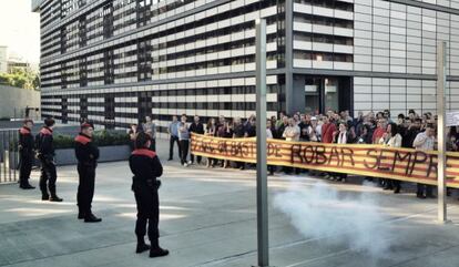 Trabajadores de Ferrocarrils de la Generalitat protestando frente a la sede de la compañía.