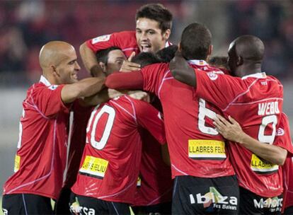 Los jugadores del equipo balear celebran un gol