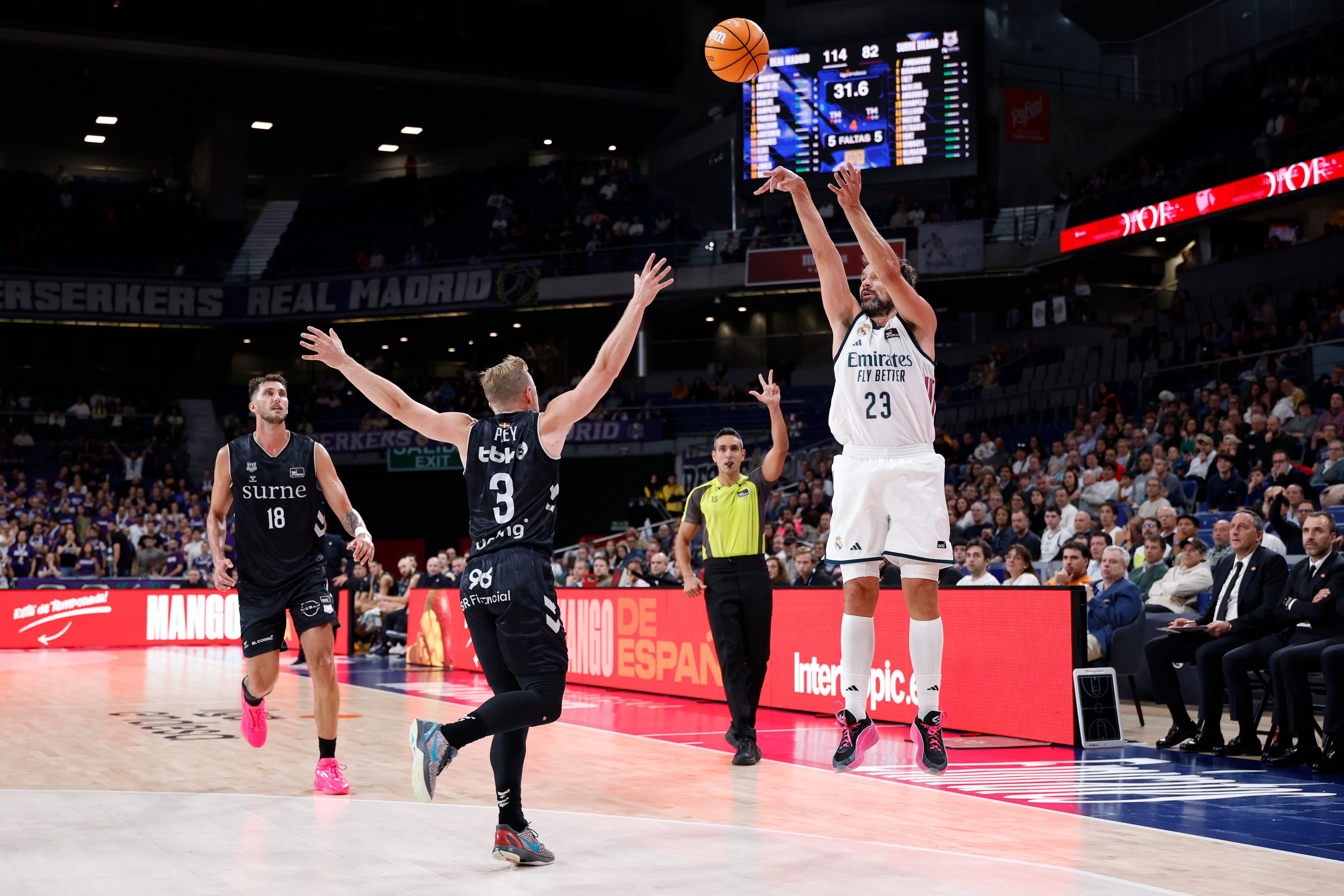 Un lanzamiento de tres de Llull ante el Bilbao Basket, en una imagen de la ACB.