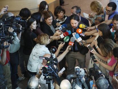 Podemos leader Pablo Iglesias surrounded by the press.