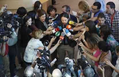 Podemos leader Pablo Iglesias surrounded by the press.