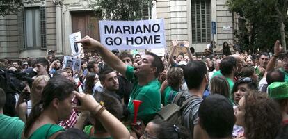 Manifestantes ante la Delegación del Gobierno, en Barcelona.