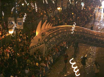 Un dragón pasa por encima de miles de niños a su paso por el madrileño paseo de la Castellana por donde este año ha transcurrido la Cabalgata de los Reyes Magos organizada por el Ayuntamiento de Madrid. Los 16.000 asientos que ha instalado el Ayuntamiento en el recorrido de la Cabalgata se llenaron completamente mucho antes de las cuatro de la tarde, hora prevista para su apertura.