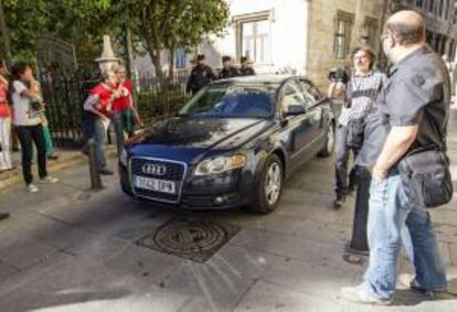 Varios trabajadores de Radiotelevisión Valenciana increpan ayer al president de la Generalitat, Alberto Fabra, al paso de su vehículo oficial tras abandonar el Palau de la Generalitat, después de su comparecencia ante los medios de comunicación para explicar la decisión de cerrar RTVV.