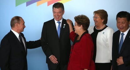 Putin y Santos se saludan durante la cumbre de los BRICS.