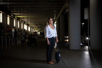 La profesora Carla Andrande, en el aeropuerto de Palma de Mallorca, antes de tomar un vuelo hacia Ibiza.